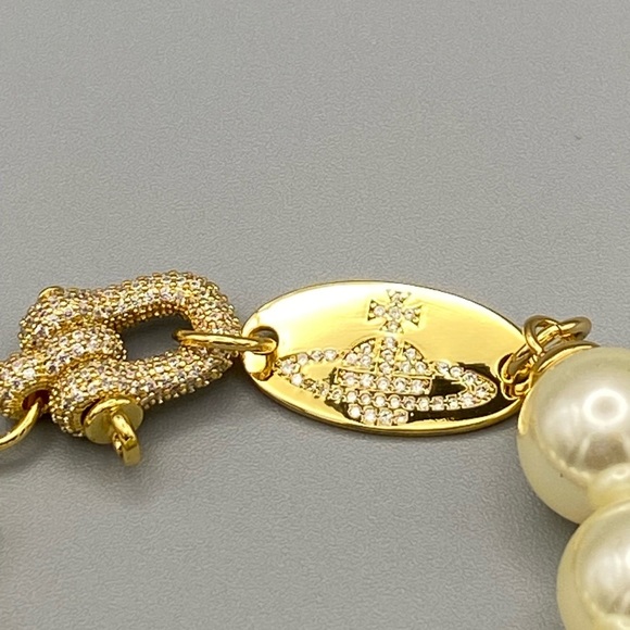 Vivienne Westwood large faux pearl bracelet with encrusted lock in gold tone - Picture 3 of 4